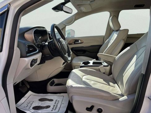 Used 2019 Chrysler Pacifica Touring-L Plus w/ Advanced Safetytec Group FWD image 15