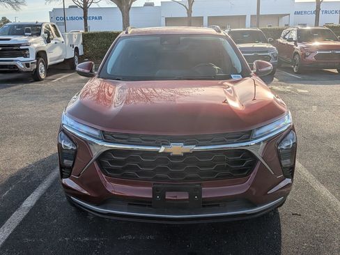 Used 2025 Chevrolet Trax LT w/ LT Convenience Package image 3