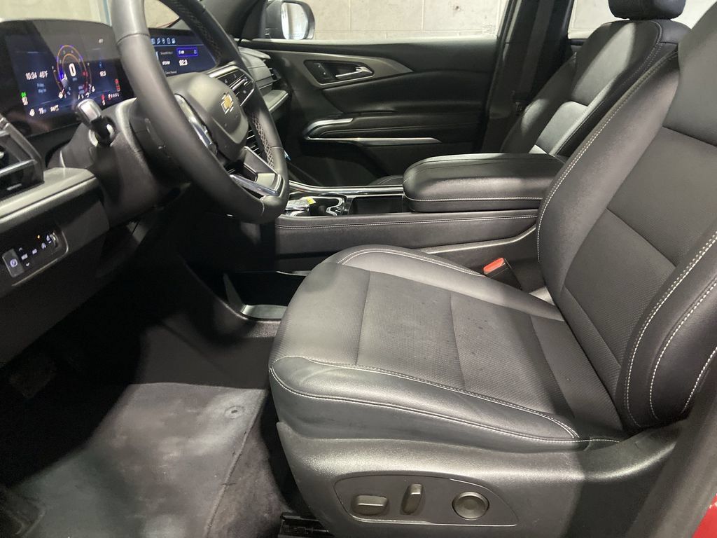 Certified 2025 Chevrolet Traverse LT AWD/4WD image 19