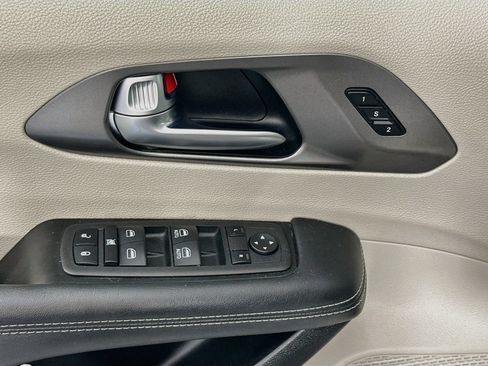 Used 2023 Chrysler Pacifica Touring-L FWD image 18