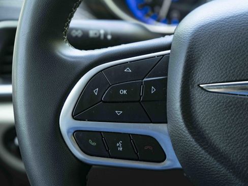 Used 2022 Chrysler Pacifica Limited w/ Uconnect Theater Family Group image 20