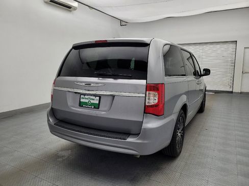 Used 2014 Chrysler Town & Country S FWD image 7