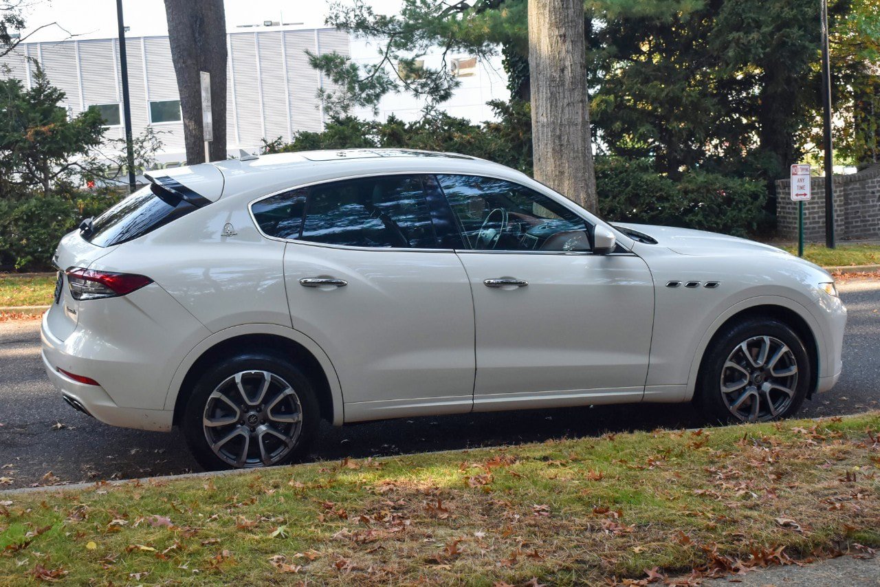 Used 2021 Maserati Levante AWD/4WD image 9