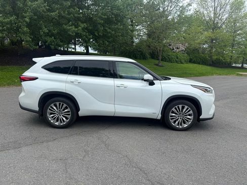 Used 2023 Toyota Highlander Platinum AWD/4WD image 2