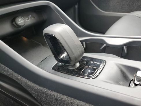 Used 2025 Volvo XC40 B5 Core image 16