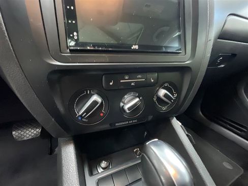 Used 2011 Volkswagen Jetta SE FWD image 17