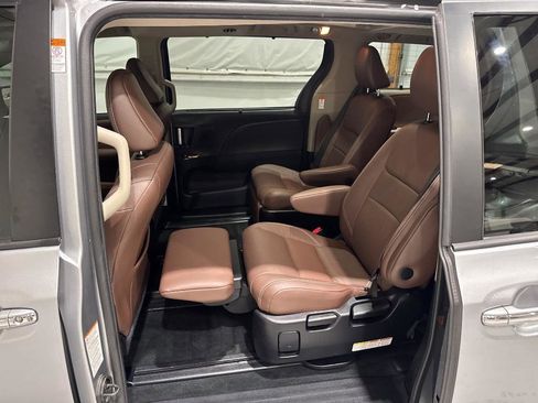 Used 2017 Toyota Sienna Limited FWD image 64