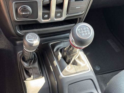 Used 2025 Jeep Wrangler Sport AWD/4WD image 6
