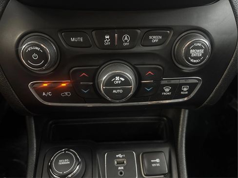 Used 2019 Jeep Cherokee Limited AWD/4WD image 36
