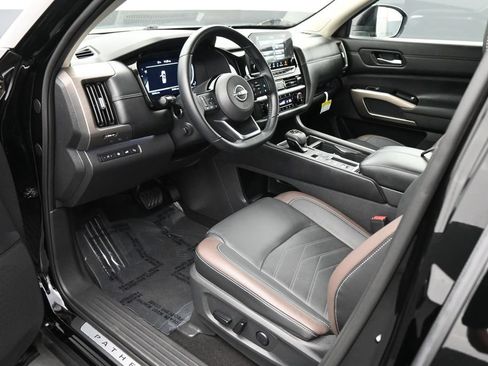 Used 2025 Nissan Pathfinder Platinum FWD image 2