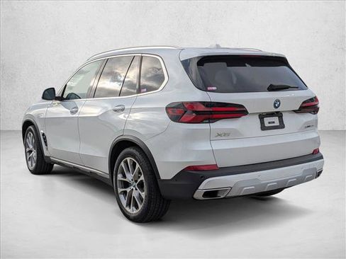 Used 2024 BMW X5 xDrive50e image 3