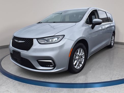 Used 2023 Chrysler Pacifica Touring-L FWD image 35