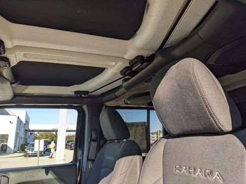 Used 2018 Jeep Wrangler Unlimited Sahara image 19