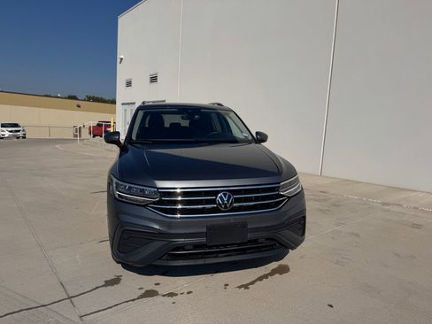 Used 2024 Volkswagen Tiguan SE image 2