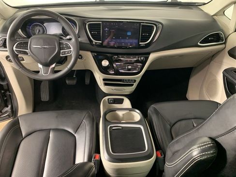 Used 2023 Chrysler Pacifica Touring-L image 34