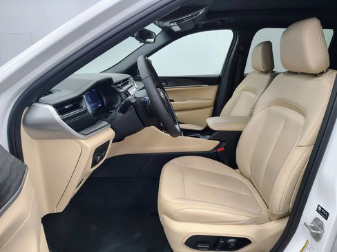 Used 2024 Jeep Grand Cherokee Limited image 22