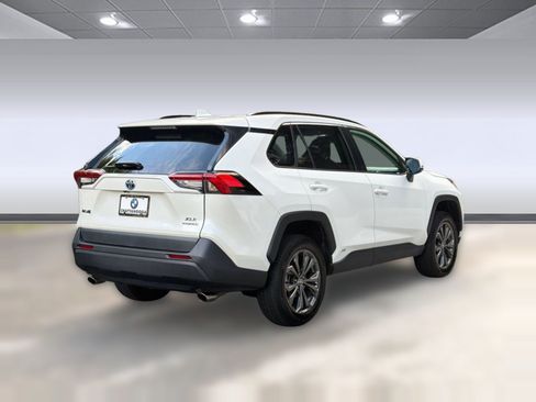 Used 2022 Toyota RAV4 XLE Premium AWD/4WD image 9