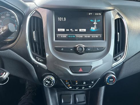 Used 2017 Chevrolet Cruze LT image 7