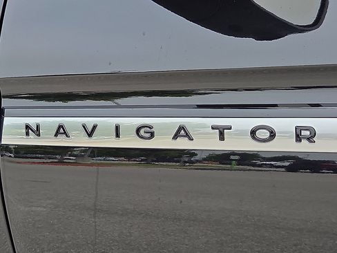 Certified 2025 Lincoln Navigator L Reserve AWD/4WD image 9