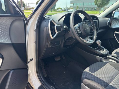 Used 2025 Kia Soul LX w/ LX Technology Package FWD image 32