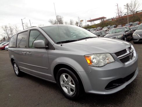 Used 2013 Dodge Grand Caravan SXT image 3