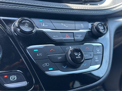 Used 2025 Chrysler Pacifica Select FWD image 26