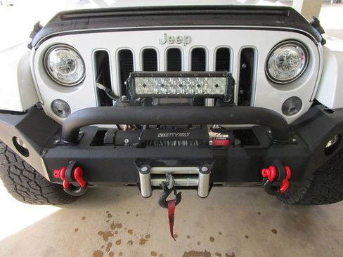 Used 2017 Jeep Wrangler Unlimited Sahara w/ Connectivity Group image 18