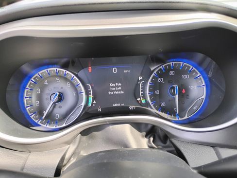 Used 2023 Chrysler Pacifica Touring-L FWD image 17