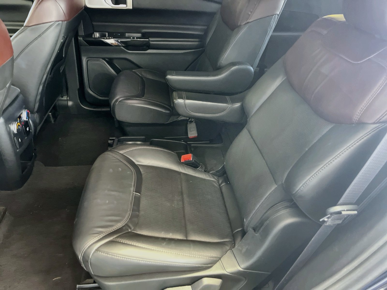 Used 2021 Ford Explorer Platinum w/ Equipment Group 601A AWD/4WD image 24