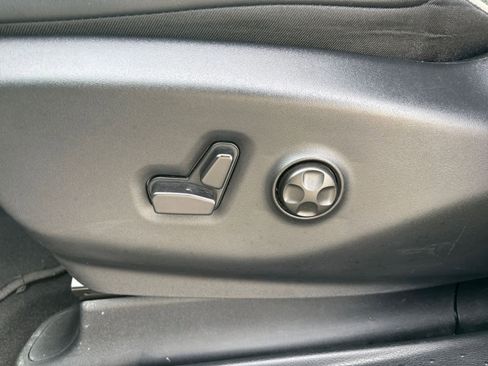 Used 2025 Chrysler Pacifica Limited image 23