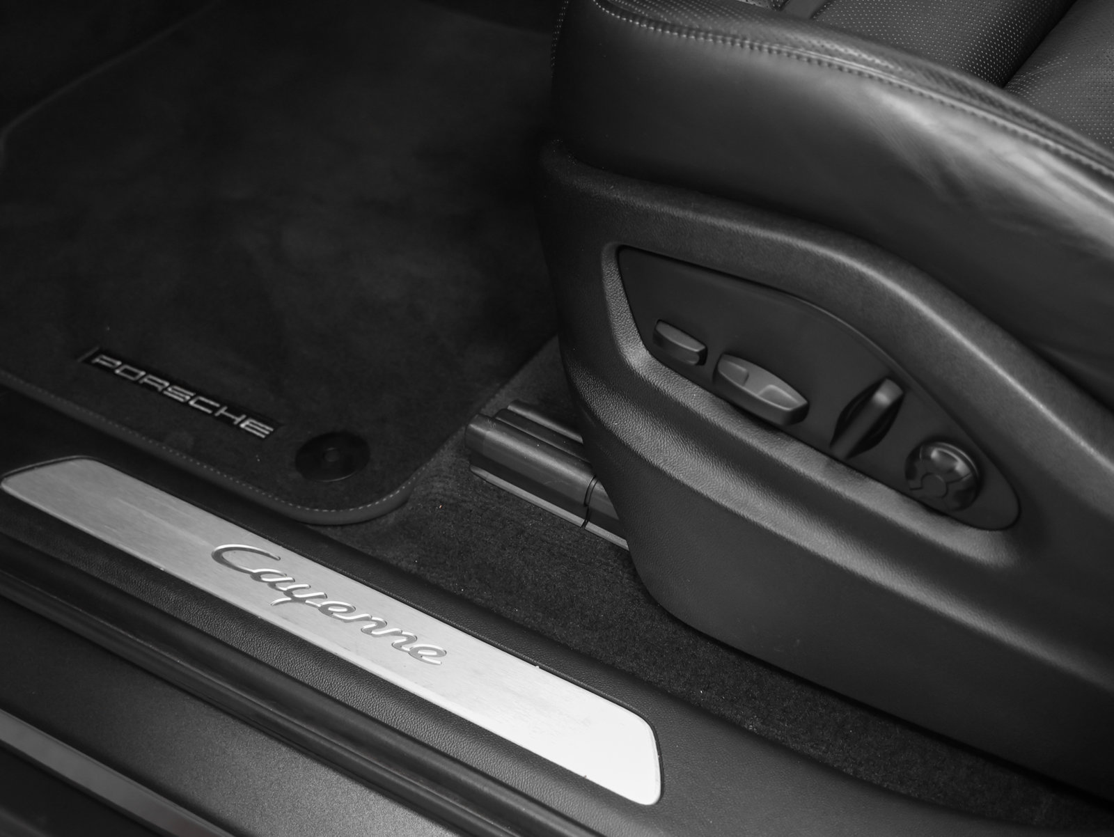 Certified 2023 Porsche Cayenne AWD/4WD image 23