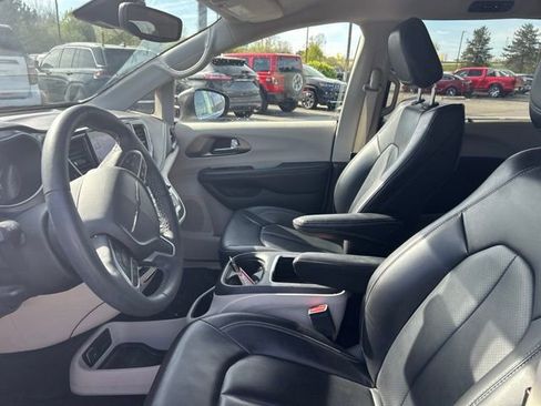 Used 2023 Chrysler Pacifica Touring-L AWD/4WD image 10