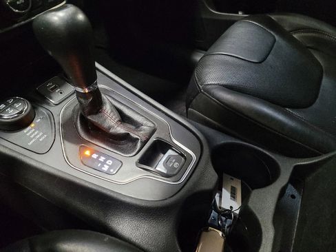 Used 2019 Jeep Cherokee Trailhawk image 26