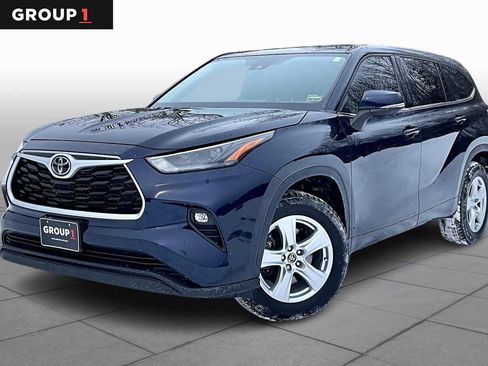 Used 2022 Toyota Highlander LE image 1