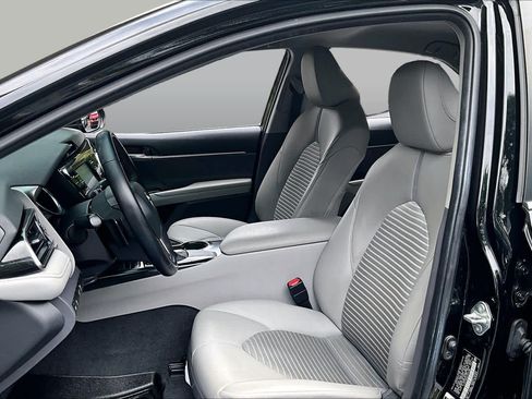 Used 2020 Toyota Camry SE FWD image 8