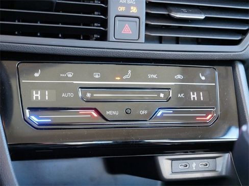 Certified 2025 Volkswagen Jetta SE image 30