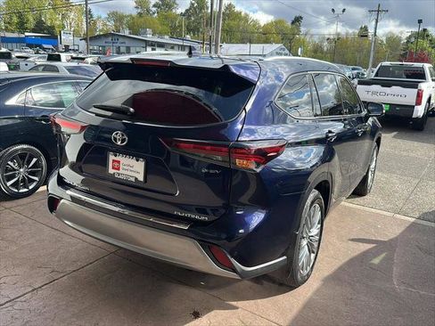 Certified 2025 Toyota Highlander Platinum AWD/4WD image 6
