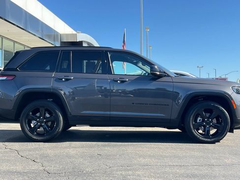 Used 2023 Jeep Grand Cherokee Laredo AWD/4WD image 3