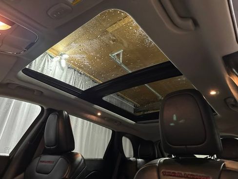 Used 2022 Jeep Cherokee Trailhawk w/ Sun & Sound Group AWD/4WD image 7
