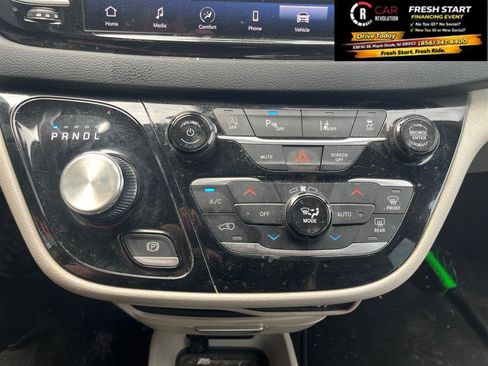 Used 2023 Chrysler Pacifica Touring-L image 22