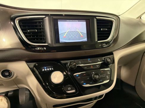 Used 2018 Chrysler Pacifica Touring-L FWD image 16