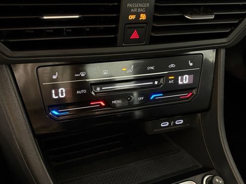 Used 2025 Volkswagen Jetta SE FWD image 31