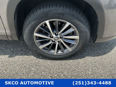 Used 2019 Toyota Highlander XLE FWD image 9