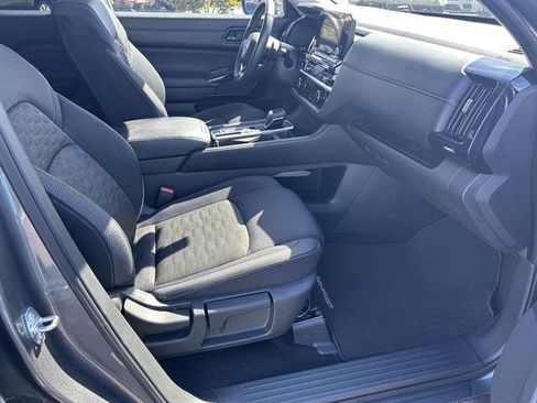 Used 2025 Nissan Pathfinder SV image 18