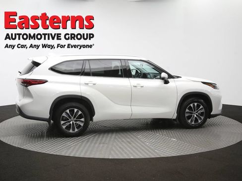 Used 2021 Toyota Highlander XLE AWD/4WD image 45