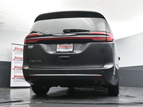 Used 2023 Chrysler Pacifica Touring-L FWD image 37