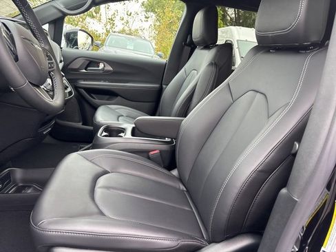 New 2026 Chrysler Pacifica Select image 15