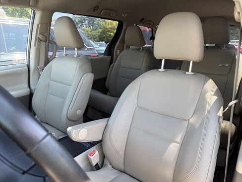 Used 2020 Toyota Sienna XLE w/ XLE Navigation Package AWD/4WD image 10