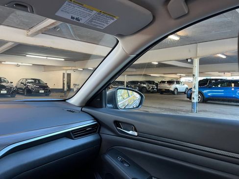 Used 2025 Nissan Altima 2.5 SV FWD image 36