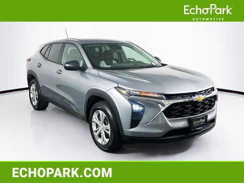 Used 2026 Chevrolet Trax LS w/ Driver Confidence Package FWD image 1